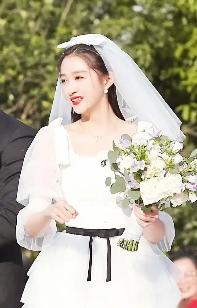《奔跑吧》关晓彤婚纱造型清新可爱,鹿晗的小媳妇确实很美