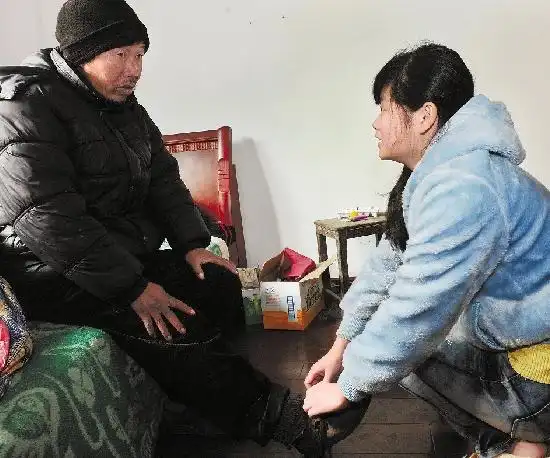 仲红丽在照顾患病的养父.