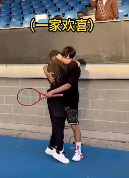 周杰伦和刘畊宏比赛打网球昆凌从看台飞奔两口子让外人没眼看