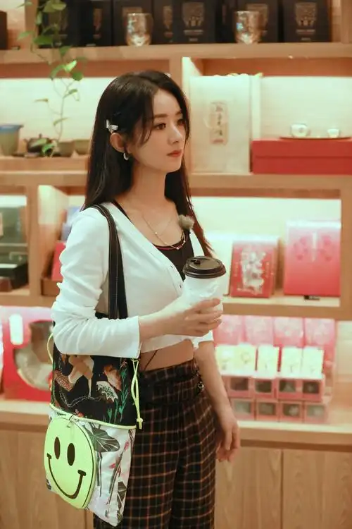 赵丽颖太会叠穿了!衬衫搭毛背心再用t恤打底,时尚度满分