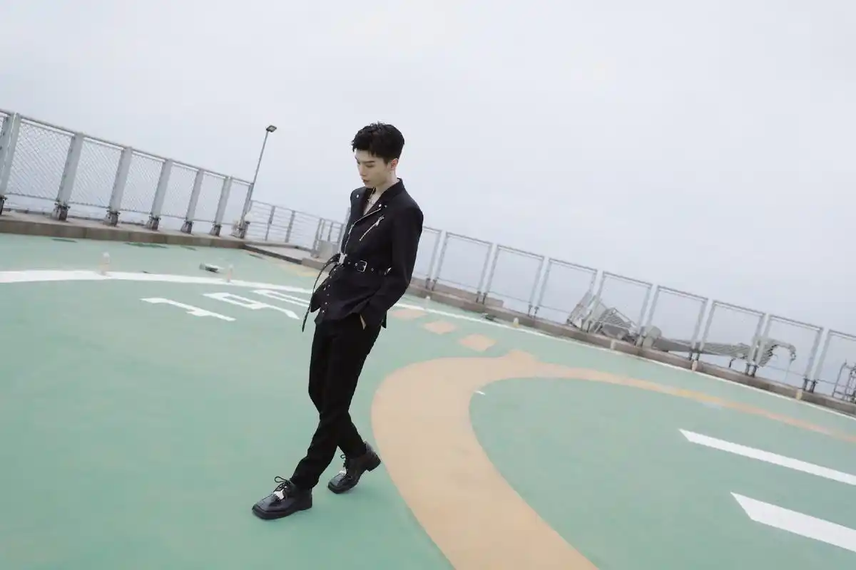 范丞丞《乘风破浪的姐姐》成团夜造型公开 清爽短发搭配黑色朋克西服