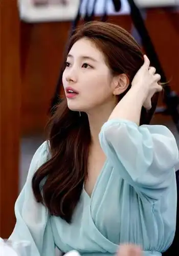 裴秀智解锁新造型,一袭蓝色纱裙宛如仙女下凡,不愧是国民初恋