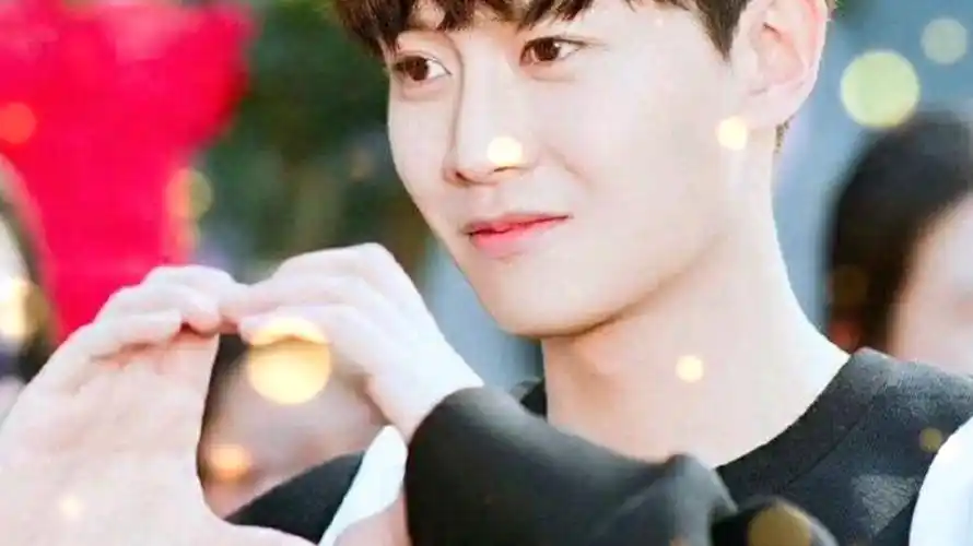 用男神61青岛小可爱61任嘉伦的7张比心照告别即将结束的2020年