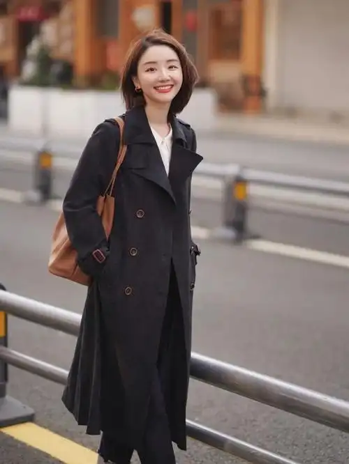 时髦女人都不会乱穿衣,秋天穿风衣多看这几点,百搭时髦还保暖