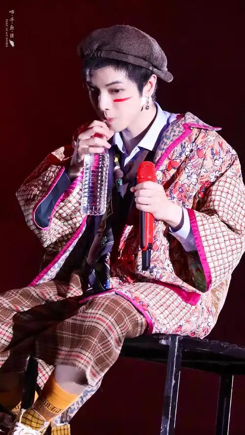 华晨宇-2019火星演唱会-小十爷喝水