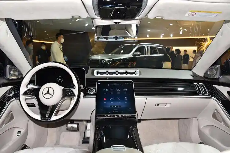 来到内饰豪华,迈巴赫s级的内饰设计给人感觉就是严谨细致.