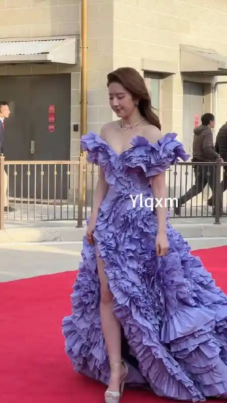 这个礼服,全靠刘亦菲的气质和颜值撑着,如果换个女艺人