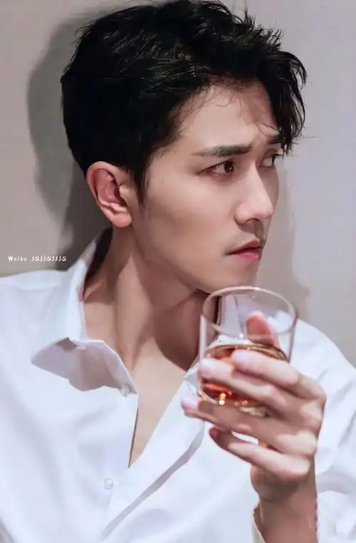 #彭冠英白衬衫写真#