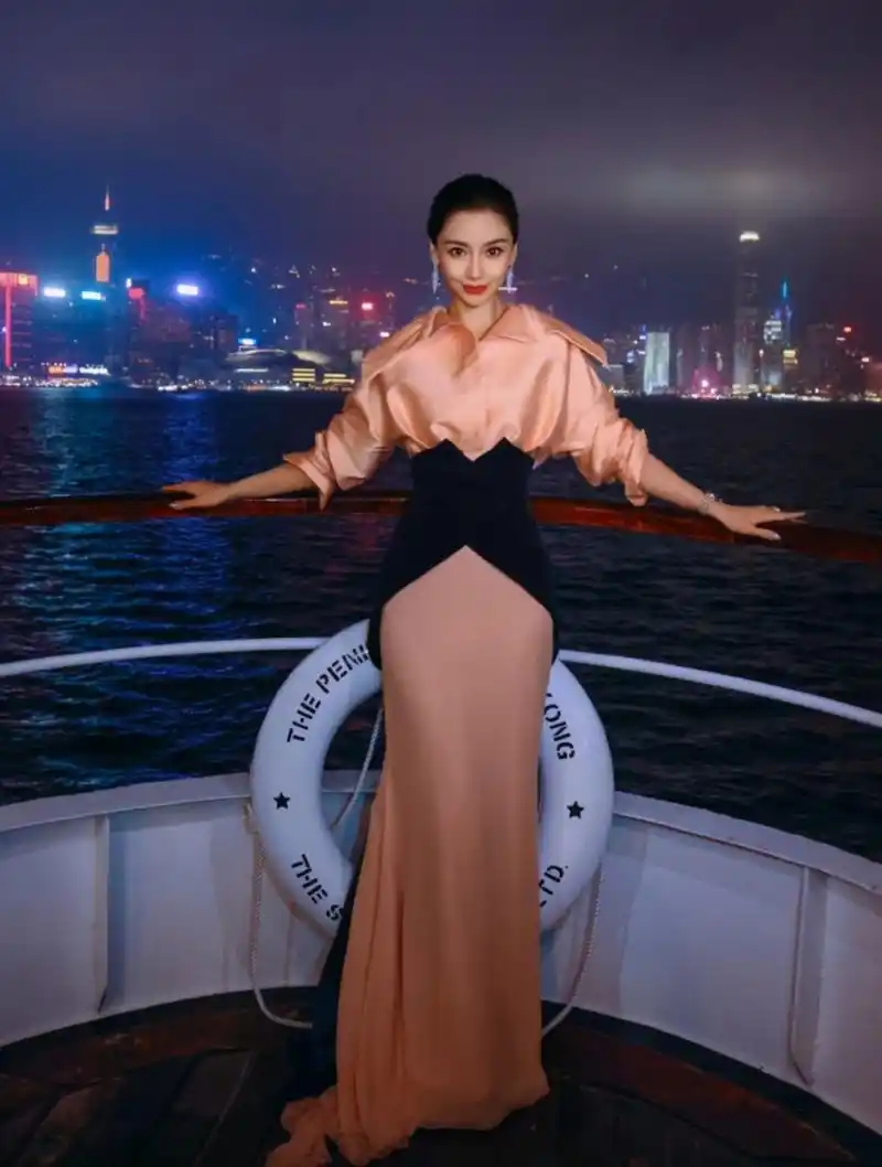 杨颖长裙礼服写真,高贵优雅,明艳动人,这笑容让人如浴春风,太美了!