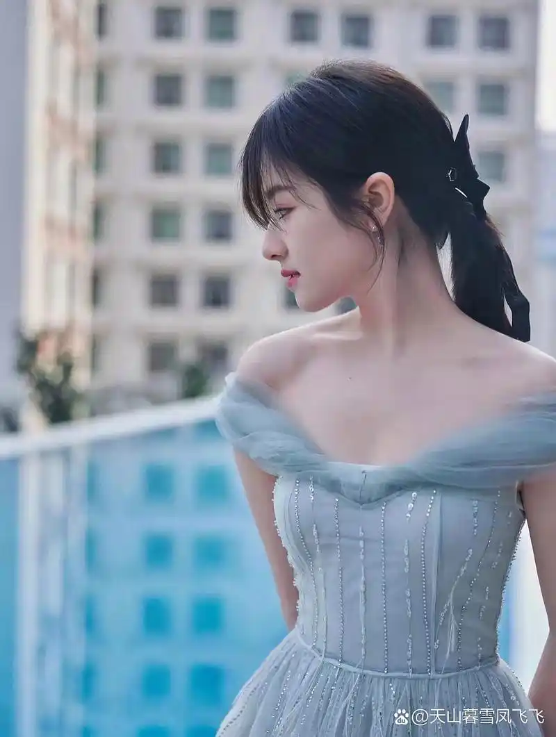 李兰迪,身穿浅蓝色一字肩长裙,清新自然,甜美可人.#我们都爱聊八卦