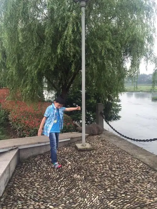 这些鹅卵石脱鞋踩上去有点像《奔跑吧兄弟》的指压板,不过踩上去更加