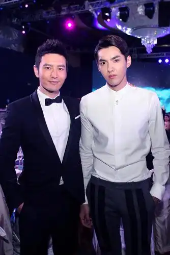 2014吴亦凡2014bazaar明星慈善夜_高清图片大全-爱豆app