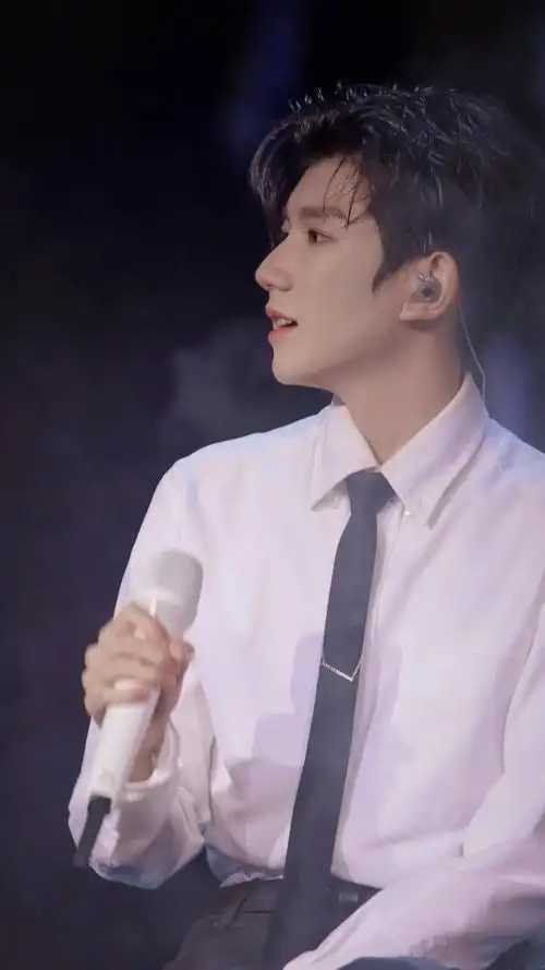 王源神级侧颜绝杀图,是比好看还特别的存在呀