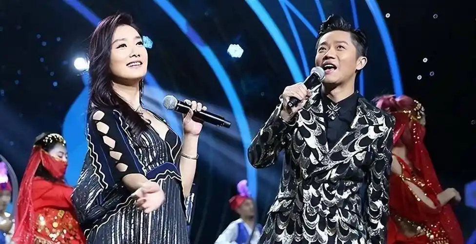 原创凤凰传奇坚持五五分账多年两人为何没有结为夫妻玲花说出原因