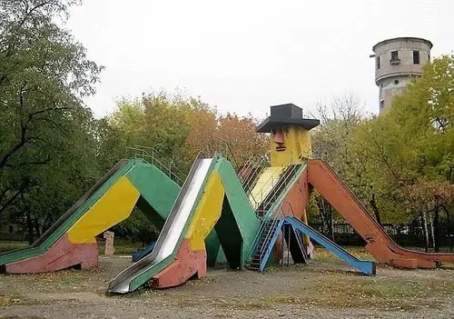 坐在地上的巨人状滑梯.