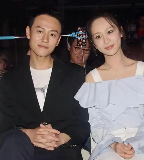 杨紫脸上都挂着甜蜜的笑容,就算是参加综艺节目,也不忘给男友打电话