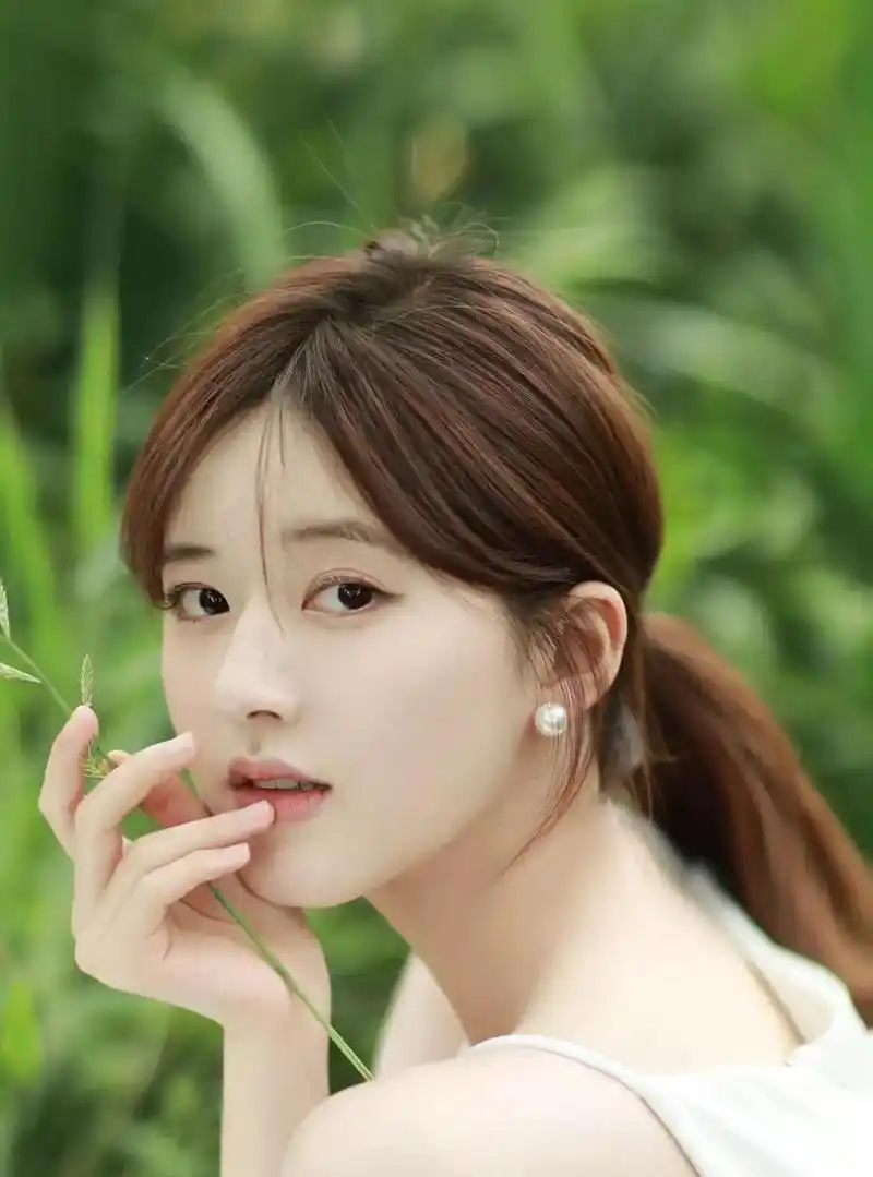 赵露思 纯白礼裙,甜美笑容,唯美意境,明媚灵动