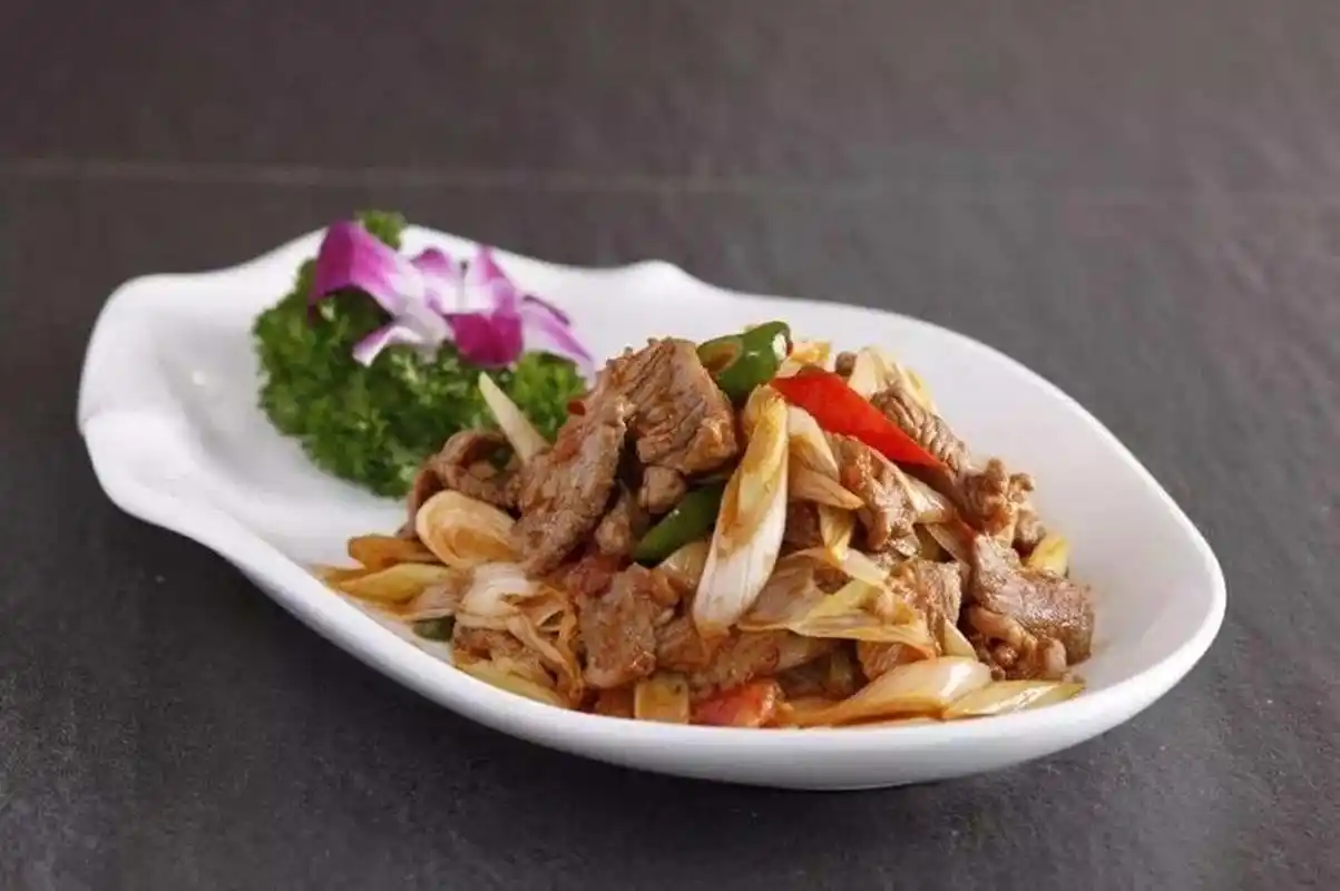 油1汤匙,盐1/2 小勺,孜然粒,香菜适量 做法 1,洋葱切丝,羊肉卷备好 2