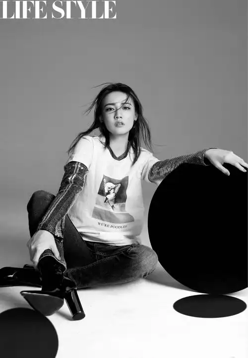 徐璐黑白封面大片颠覆甜美 湿发撩人酷劲足