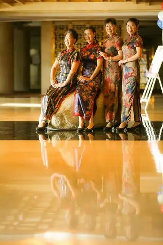 高端旗袍 高雅丽人 美到天边——黄山皇冠假日酒店及江边采风集锦