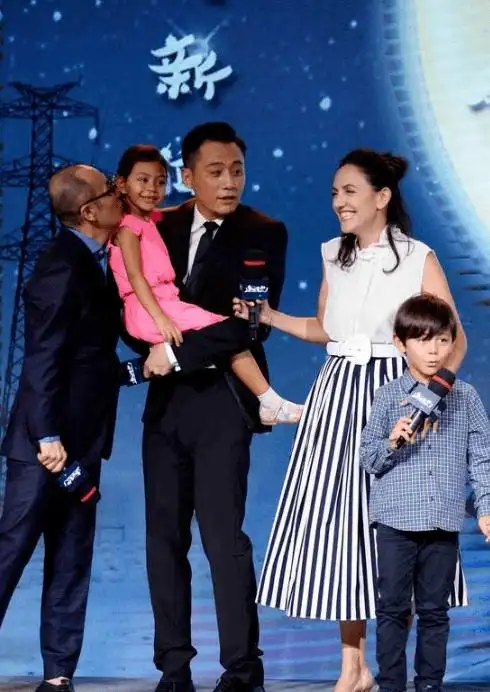 刘烨一家四口幸福出镜,穿着朴素太接地气,霓娜长开变高冷小美女_造型