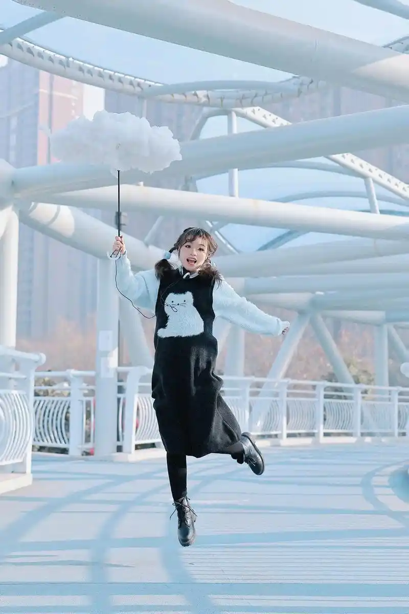 在陕师大南门的天桥上拍的日系云朵写真!  - 抖音