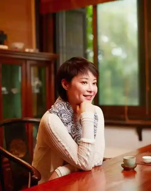 女星袁立与赵岭分手15年:她三婚嫁诗人,他娶甘肃美女