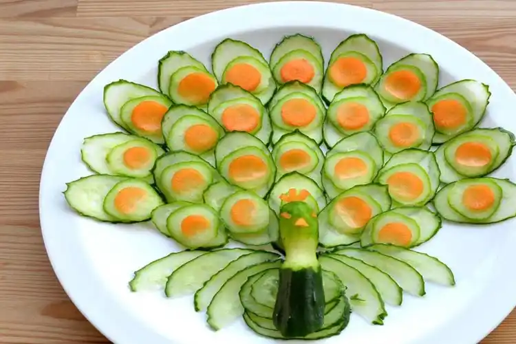 在宴席上,开始就会先上凉菜,讲究的凉菜,色香味俱全,刀工精细,造型