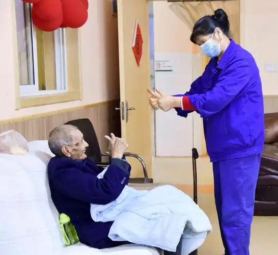 多年无微不至地照顾老人,夏玲娣成了老人们最依赖的人