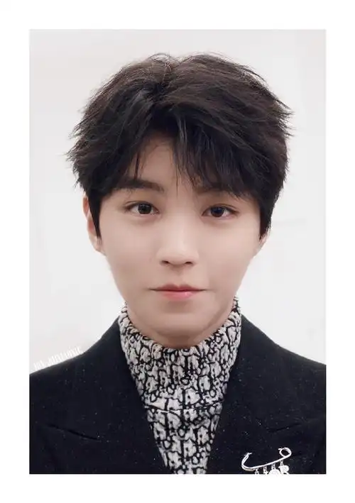 换壁纸喽～还有超乖证件照#王俊凯 巴黎时装周