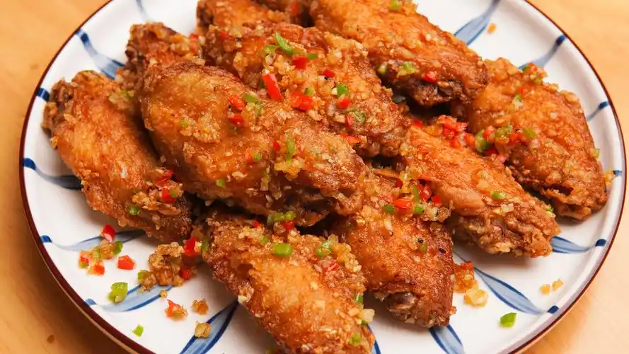 蒜香鸡翅这样做,外酥里嫩,味道赛过kfc,好吃到舔手指