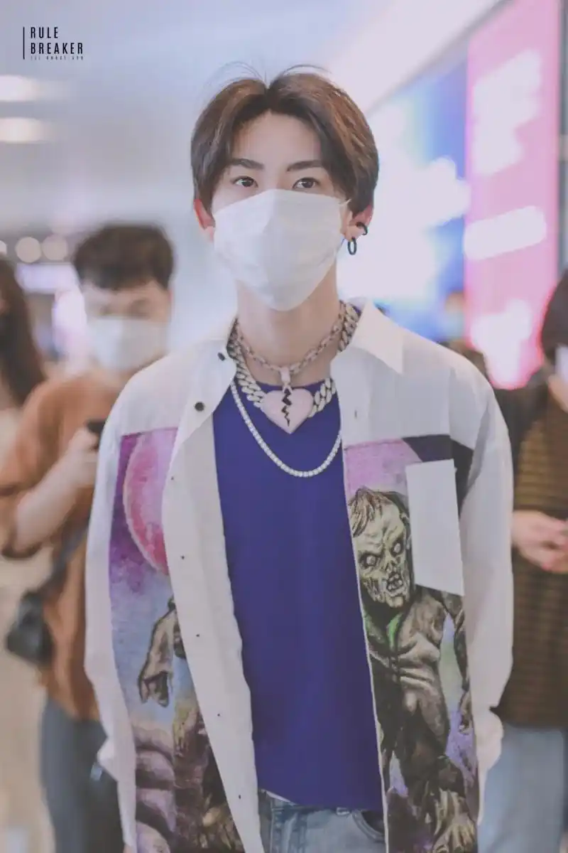 一只五彩斑斓的独角兽小鬼上海出发飞往长沙将花衬衫进行到底朱正廷