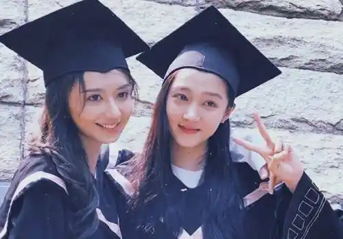 关晓彤拍毕业照被挤到角落,右下角的人说明问题,都是命运安排_鹿晗