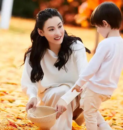 回顾3胎孩子的生父成谜离了谢霆锋张柏芝的本性暴露了