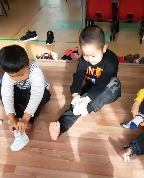 进入了孩子的脚底,让孩子引发了感冒,而且,当孩子穿上了新鞋子的时候