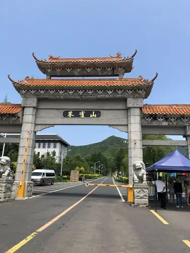 这时进入朱雀山正门