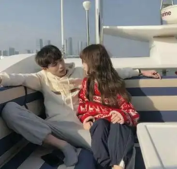 90后最近流行的情侣头像:蓝天碧海黑西服那个我深爱的她