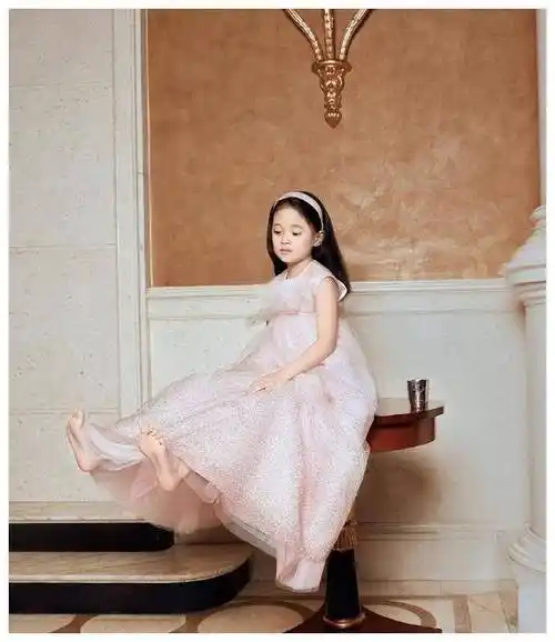 在梅婷和曾剑的精心培养下,快快不仅展现出了超越年龄的音乐才华和