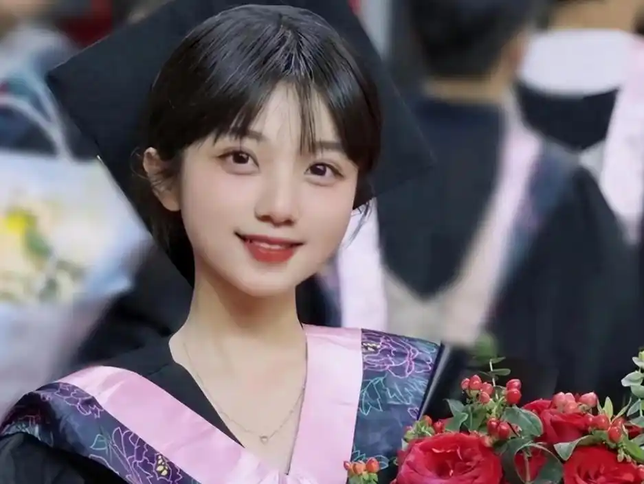 南大"美女校花"走红,长相甜美可爱,网友称赞为"小王冰冰"