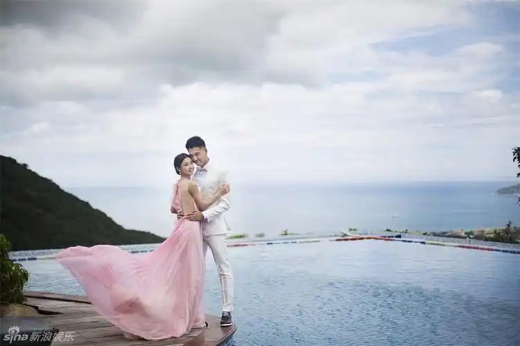 【转载】李小萌王雷浪漫婚纱照:李小萌甜蜜相依 王雷深情款款[组图]