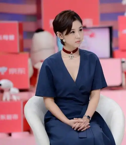 35岁李小萌真放得开身材多肉还非穿v领吊带王雷也不管管