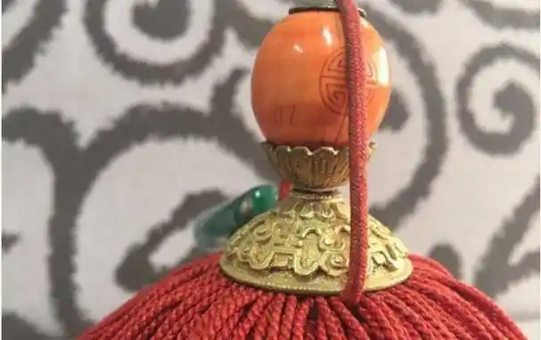 顶戴花翎在清朝是身份象征,帽子上那颗"顶珠",到底有多值钱?