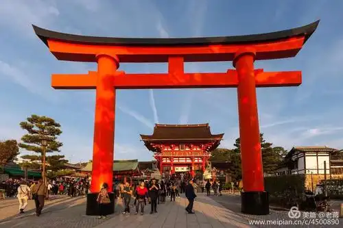 神社供奉着日本神道教中司五谷生长的稻荷神.