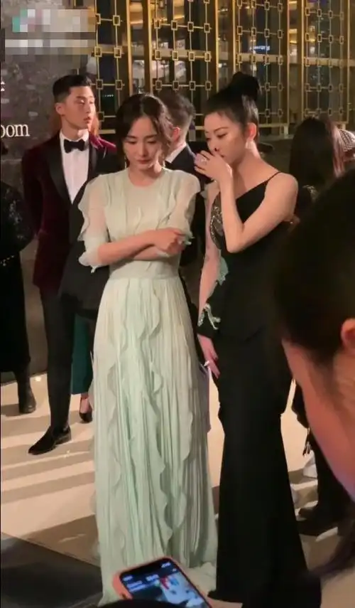 五官方面,景甜的鼻子和嘴明显比杨幂好看多了,和景甜比,杨幂的缺点