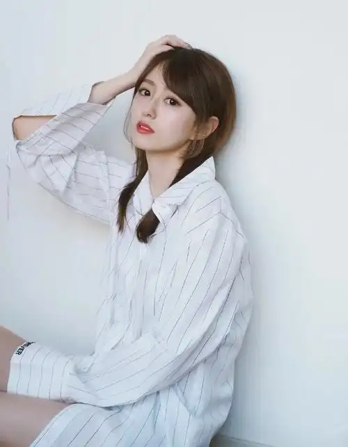 毕业于中国传媒大学的王小七,有着扎实的主持功底.