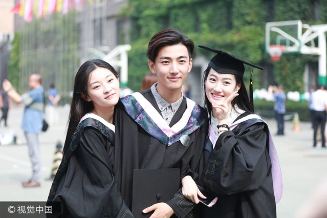 "小情侣"抱抱背背秀恩爱 中戏毕业生穿学士服展高颜值