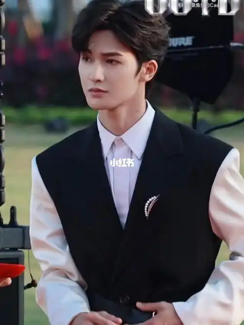 这身高这颜值这外形过分优越了吧我疯狂爱上了@zzt-朱正廷生图依旧抗