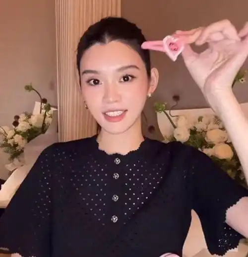 网友偶遇奚梦瑶给小姑子拍照非常认真一家人相处融洽