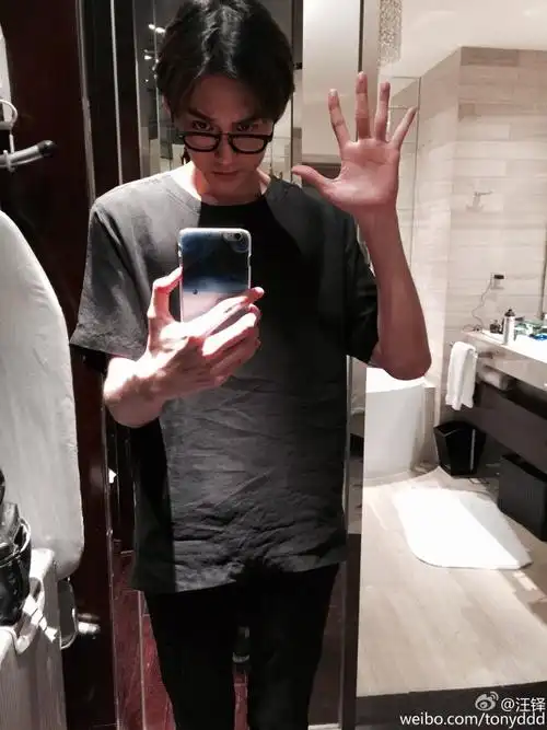 戴眼镜男生留什么发型好看.长点的.有图片最好.