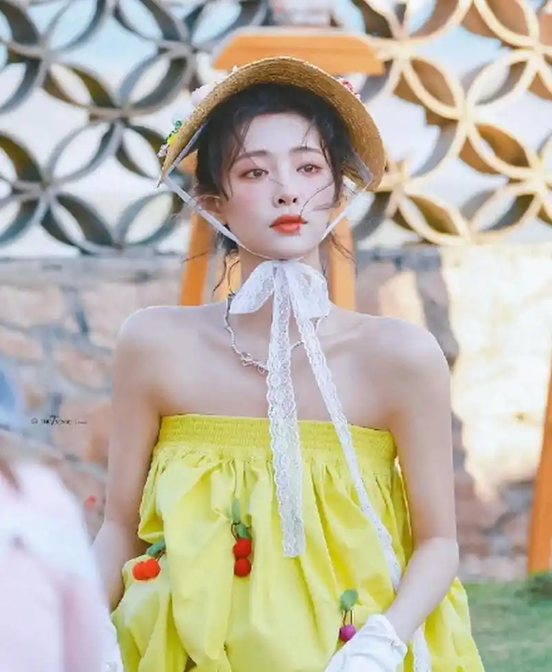 许佳琪# 嫩黄色抹胸裙秀出美背锁骨,法式风情优雅浪漫!